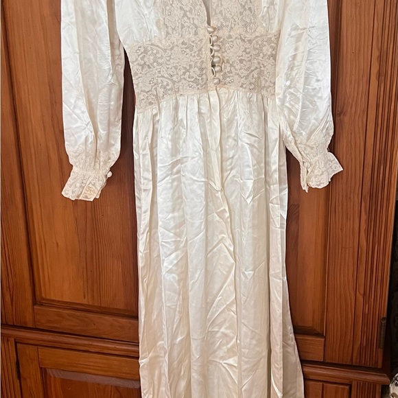 Gorgeous hand stitched 1900’s silk lace dressing gown. - Picture 2 of 8